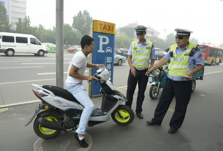 拿C1驾驶证实习期千万别骑摩托，被交警逮到后果太可怕