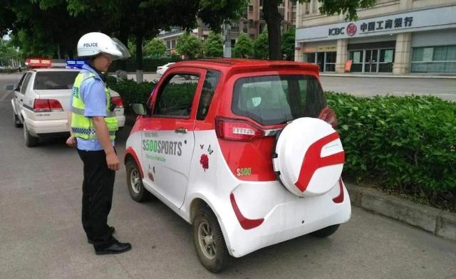 “老年代步车”需要驾驶证，老年人出行怎么办？难道只能坐公交吗